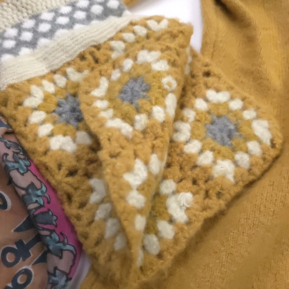 New Lulu's Mustard Turtleneck Embroidered Sweater Dress Sz S - Picture 6 of 11